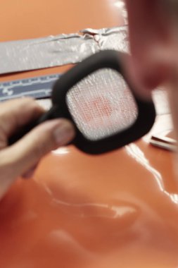 Kanıtların incelenmesi - suçlu tarafından gizli parmak izleri için kullanılan bant