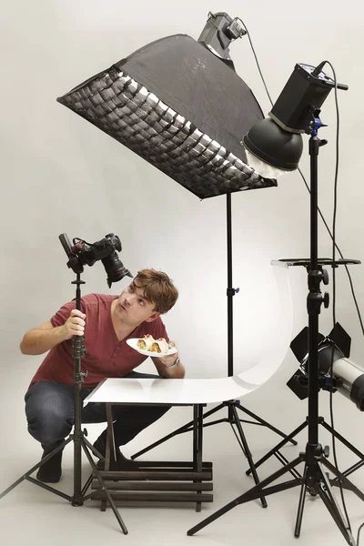 Laki Laki Fotografer Studio Menembak Makanan Piring — Stok Foto