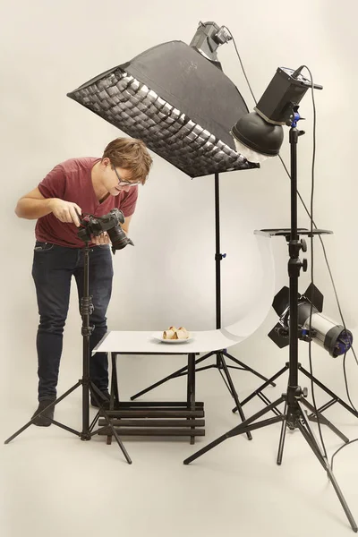 Laki Laki Fotografer Studio Menembak Makanan Piring — Stok Foto