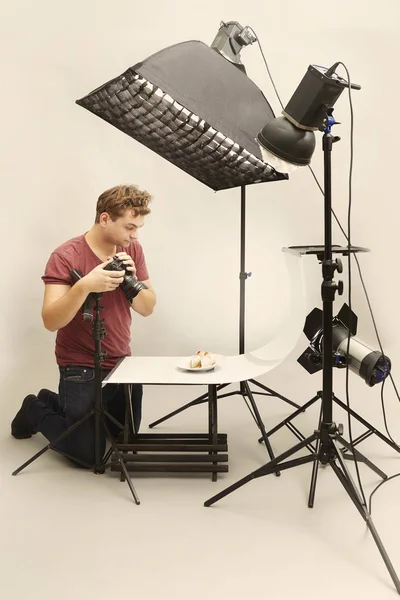 Laki Laki Fotografer Studio Menembak Makanan Piring — Stok Foto