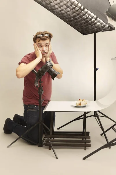 Laki Laki Fotografer Studio Menembak Makanan Piring — Stok Foto