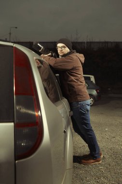 Paparazzi muhabiri akşam vakti yakalamak için bekliyor.