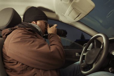 Arabadaki fotoğrafçı akşam vakti yakalayacak kişiyi bekliyor.