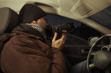 Arabadaki fotoğrafçı akşam vakti yakalayacak kişiyi bekliyor.