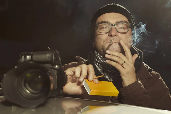 Photographer Smoking Cigarette Waiting Evening Time Person Catch — Stock Photo, Image