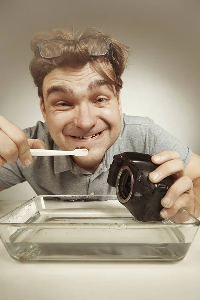 Crazy Technician Cleaning Digital Camera Bad Way Water — Stock Photo, Image