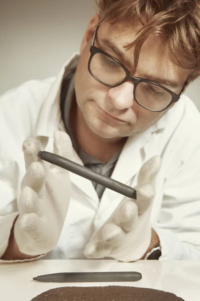 Επιστήμονας Στο Γραφείο Του Μουσείου Που Εργάζονται Σφηνοειδή Βρείτε — Φωτογραφία Αρχείου