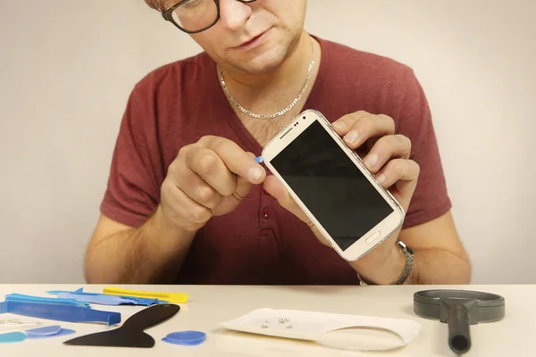Man Working Repairing Broken Smartphone Zoom Lens — Stock Photo, Image