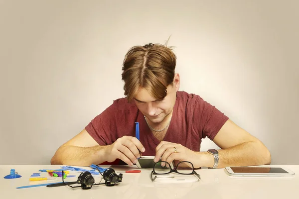 Man Working Repairing Broken Smartphone Zoom Lens — Stock Photo, Image