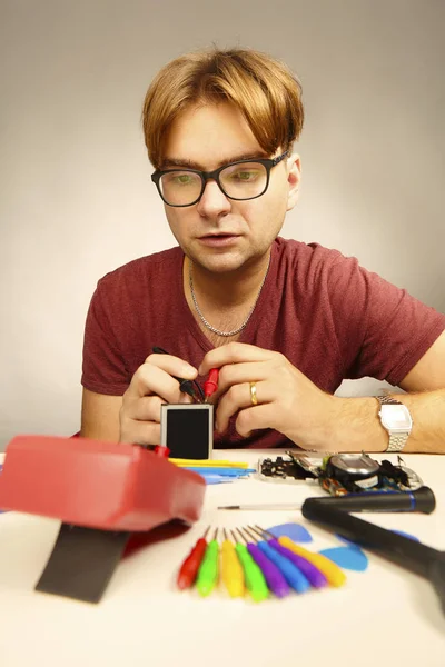 Hombre Trabajando Reparación Teléfonos Inteligentes Rotos Con Lente Zoom —  Fotos de Stock