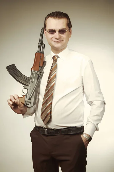 Uomo Giacca Cravatta Con Pistola Automatica — Foto Stock