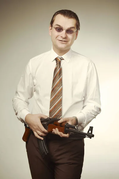 Homem Terno Posando Com Arma Automática — Fotografia de Stock