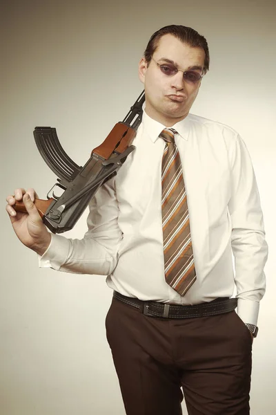 Hombre Traje Posando Con Pistola Automática —  Fotos de Stock