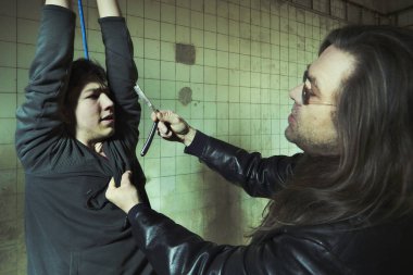 Şiddet yanlısı fidyeci, kendini asan genç adama bağlandı.