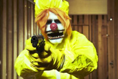 Kâbus gibi görünen korkunç palyaço muhtemel kurbanı işaret ediyor.