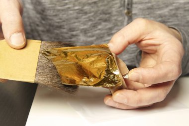 Yaldızlı bir sanat eseri - bir nesneyi metal altınla kaplıyor