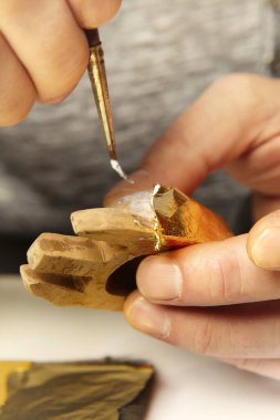 Yaldızlı bir sanat eseri - bir nesneyi metal altınla kaplıyor