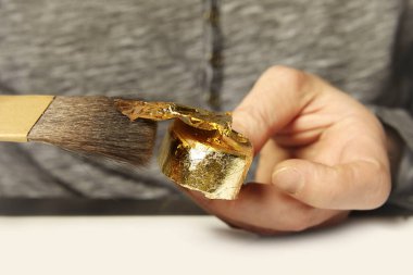 Yaldızlı bir sanat eseri - bir nesneyi metal altınla kaplıyor