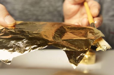 Yaldızlı bir sanat eseri - bir nesneyi metal altınla kaplıyor