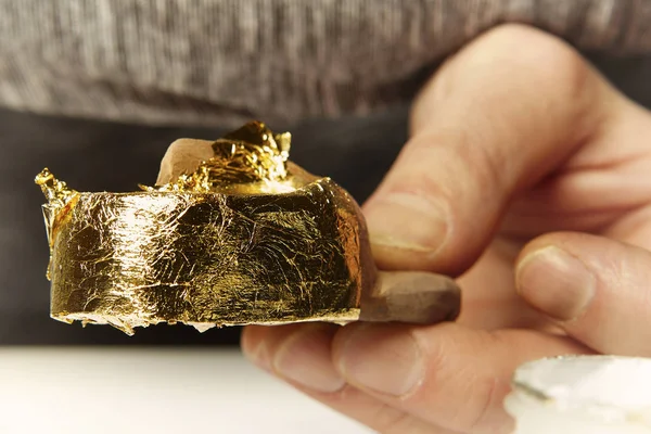 Obra Arte Dourar Cobrindo Objeto Com Chapa Ouro Metálico — Fotografia de Stock