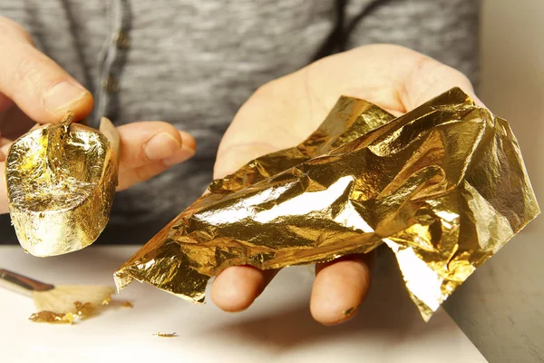 Yaldızlı bir sanat eseri - bir nesneyi metal altınla kaplıyor