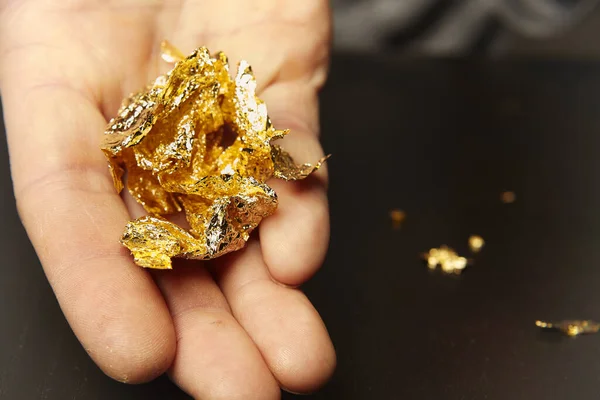 Altın Kaplama Tabaka Ellerinde Katlanmış Altın Levha — Stok fotoğraf
