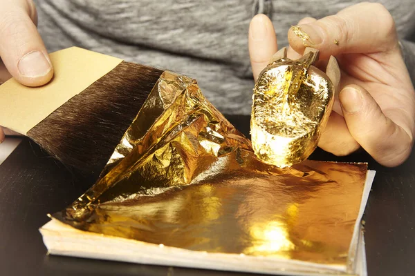 Obra Oro Cubriendo Objeto Con Placa Oro Metálico — Foto de Stock