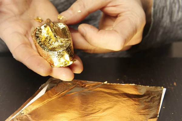Τεχνουργήματα Από Επιχρυσωμένο Μέταλλο Καλύπτει Ένα Αντικείμενο Χρυσό Πλάκα — Φωτογραφία Αρχείου
