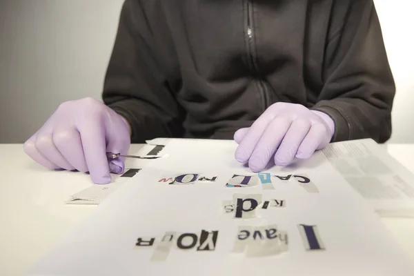 Criminoso Com Capuz Camisa Preparando Carta Resgate Jornal — Fotografia de Stock