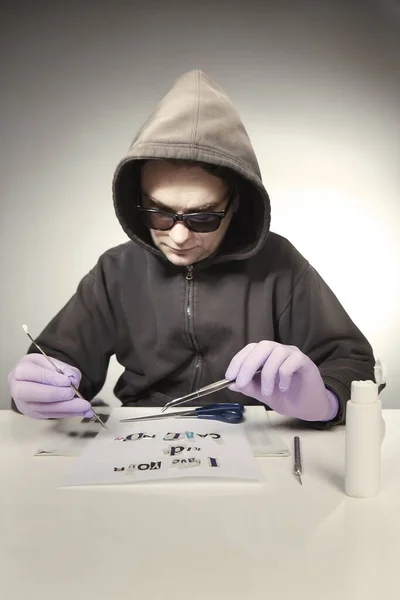 Criminoso Com Capuz Camisa Preparando Carta Resgate Jornal — Fotografia de Stock