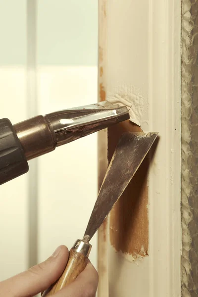 Man Thuis Verwijdert Oude Verf Van Deur — Stockfoto