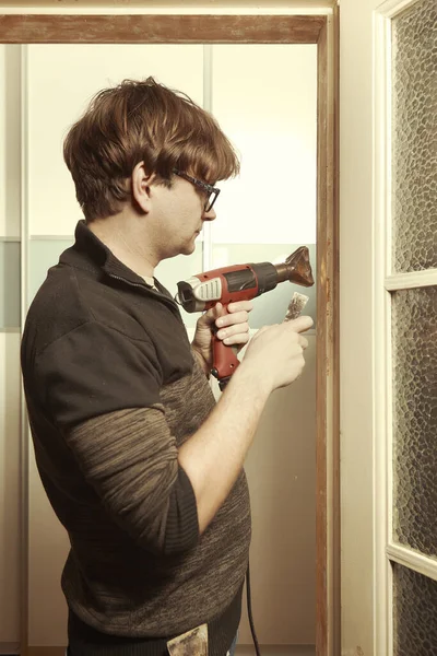 Мужчина Дома Снимает Двери Обильный Слой Старой Краски — стоковое фото