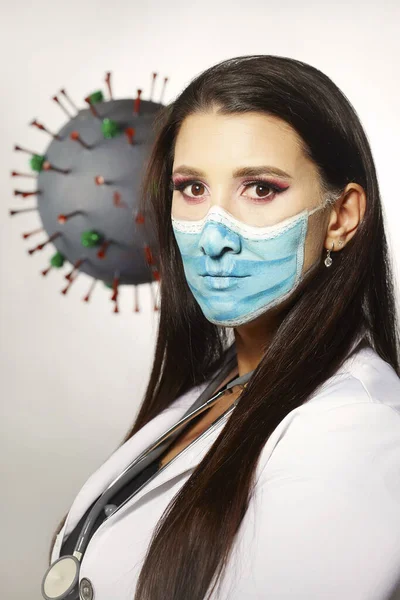 コロナウイルスのモデル分子と医師のスタイルで描かれた女性 — ストック写真