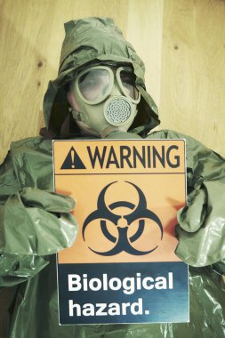 Koruyucu kıyafet ve maske giymiş, boş dairedeki çirkin adam.