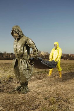 Koruma kıyafetleri içindeki ekip, bilinmeyen bir hastalık kurbanı olan Kovid-19 'u aldı.
