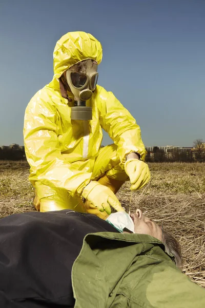 Homme Combinaison Protection Contre Virus Prélèvement Échantillon Corps Trouvé Plein — Photo