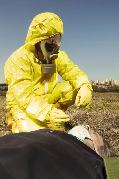 Vírusvédőruhás Férfi Mintát Vesz Kültéri Testből Elemzésre — Stock Fotó