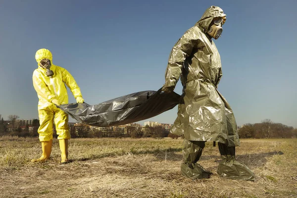 Equipo Trajes Protección Recoger Víctima Desconocida Enfermedad Covid —  Fotos de Stock