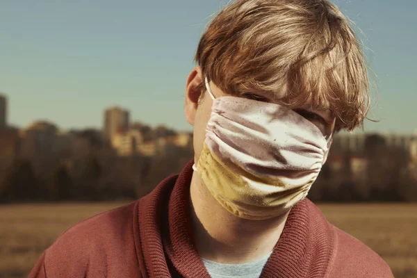 Man Hand Gjort Ansikte Mask Njuter Solig Dag Stadens Äng — Stockfoto