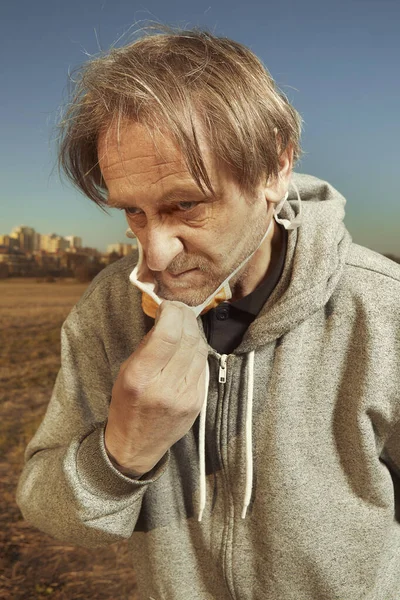 Hombre Infeliz Usar Mascarilla Día Soleado Público — Foto de Stock