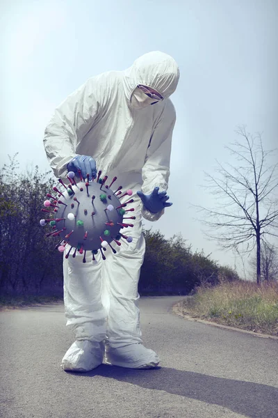 Hombre Traje Antibacteriano Protector Captura Virión Coronavirus — Foto de Stock