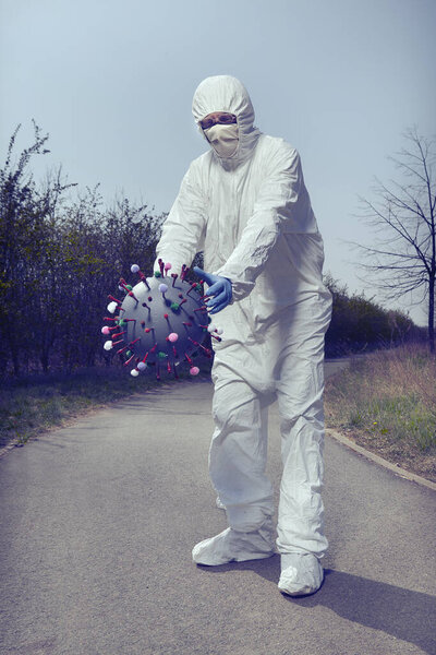Человек в защитном антибактериальном костюме ловит вирион коронавируса
