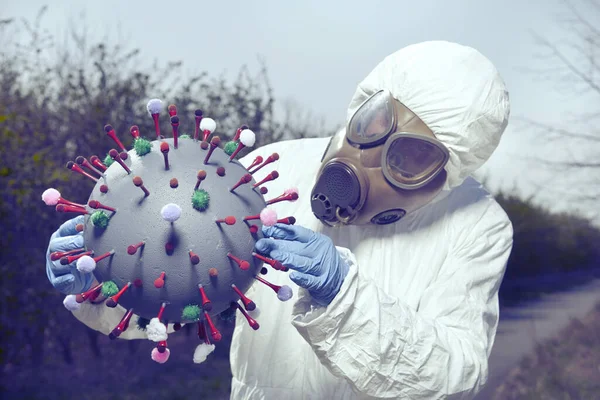 Koruyucu Antibakteriyel Giysili Bir Adam Koronavirüs Virüsü Kapıyor — Stok fotoğraf