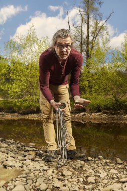 Adam mıknatısla nehir suyunda paslı demir balta buldu.