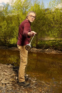 Mıknatıs ipiyle nehir suyunu keşfeden adam.