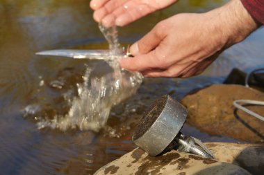 Nehir suyunda mıknatıs tarafından av bıçağı bulunmuş.