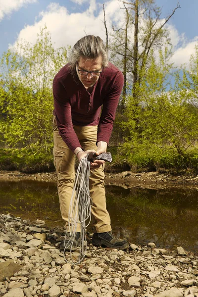 Άνθρωπος Βρήκε Σκουριασμένο Μεταλλικό Τσεκούρι Στο Νερό Του Ποταμού Από — Φωτογραφία Αρχείου