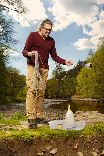 Hombre Tratando Explorar Agua Del Río Con Imán Neodimio Para —  Fotos de Stock