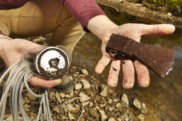 Adam mıknatısla nehir suyunda paslı demir balta buldu.