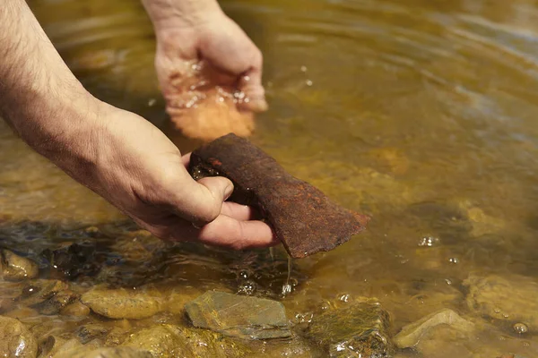 Hombre Encontró Hacha Hierro Oxidado Agua Del Río Por Imán — Foto de Stock
